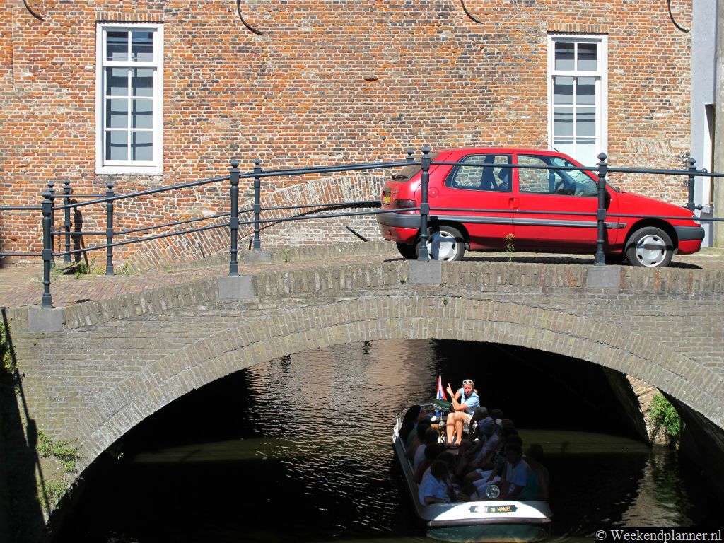 De binnenstad van Den Bosch is gebouwd over beekjes en stroompjes die in de rivier de Dommel stromen. Tip: Varen onder het centrum van 's-Hertogenbosch.
